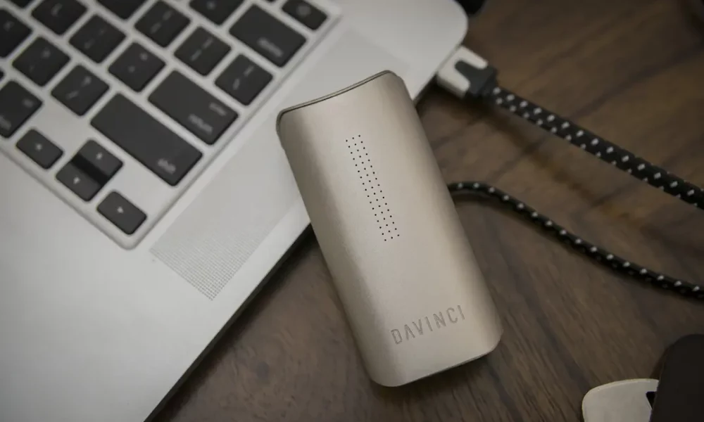 image of a davinci iq vaporizer on laptop
