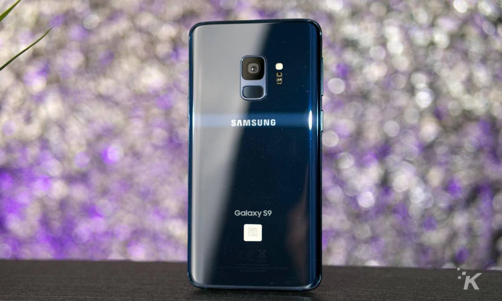 samsung galaxy s9 on table with bokeh background