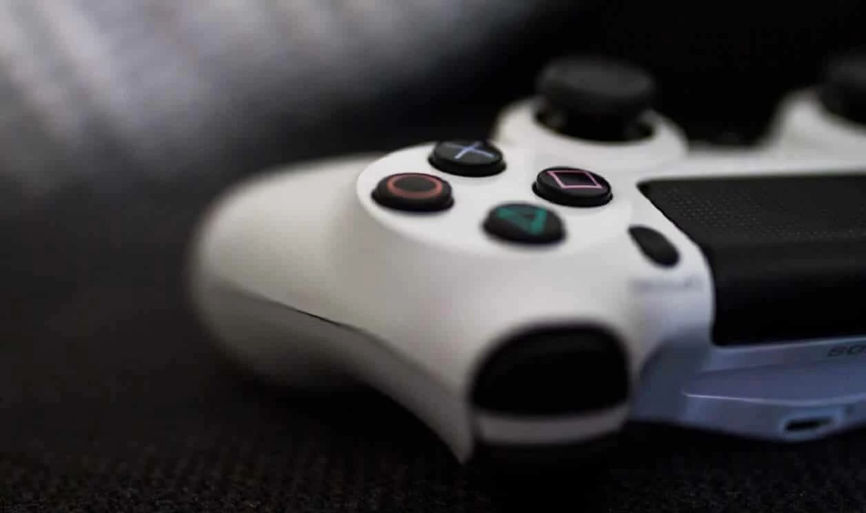 PlayStation 4 and Xbox One controller coming to Apple