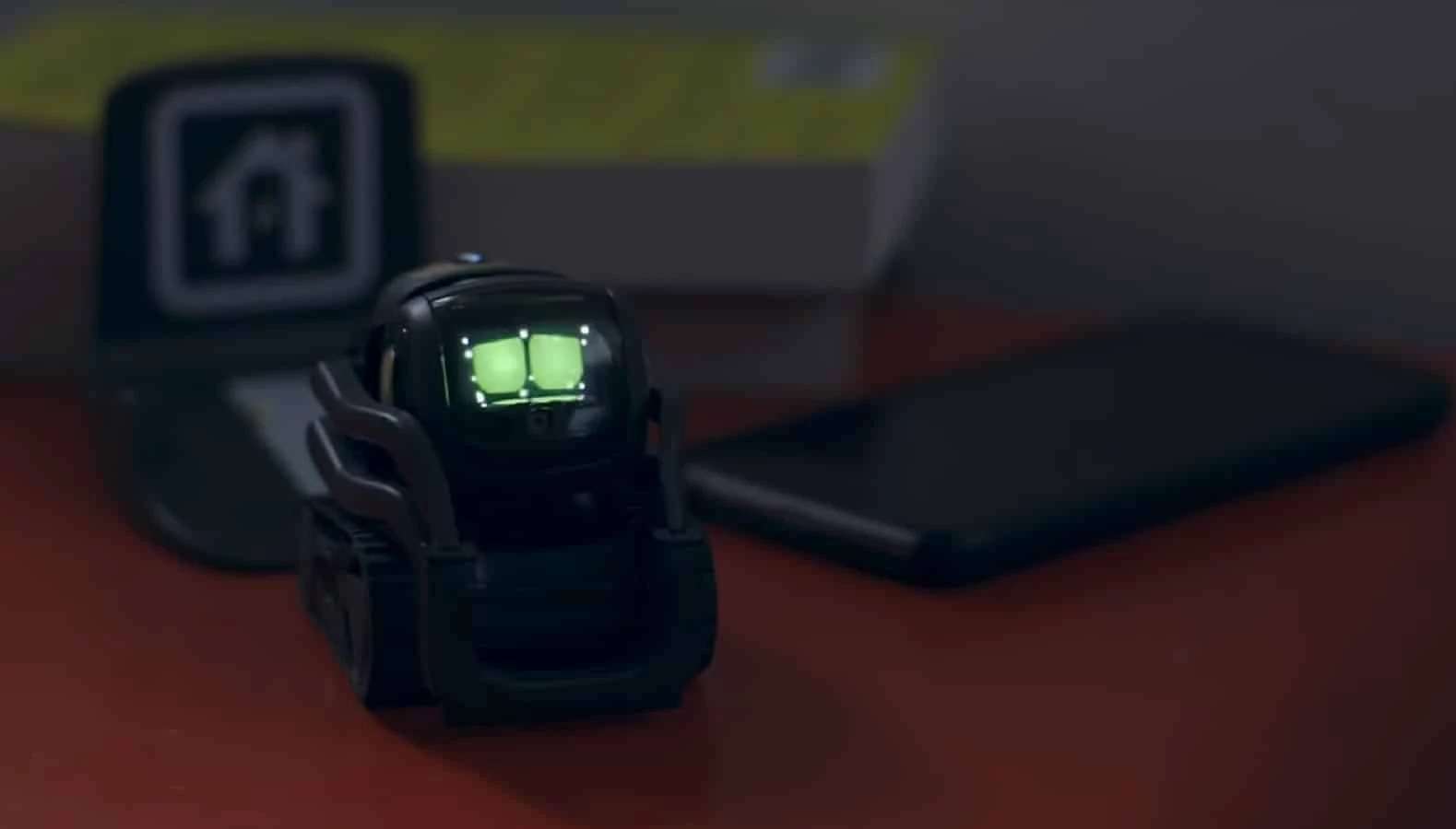 anko vector robot on desk