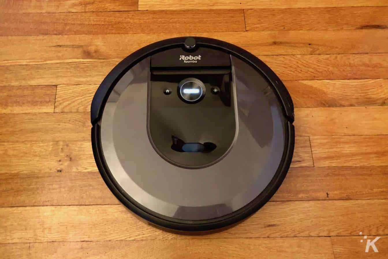 irobot roomba i7+ overhead shot