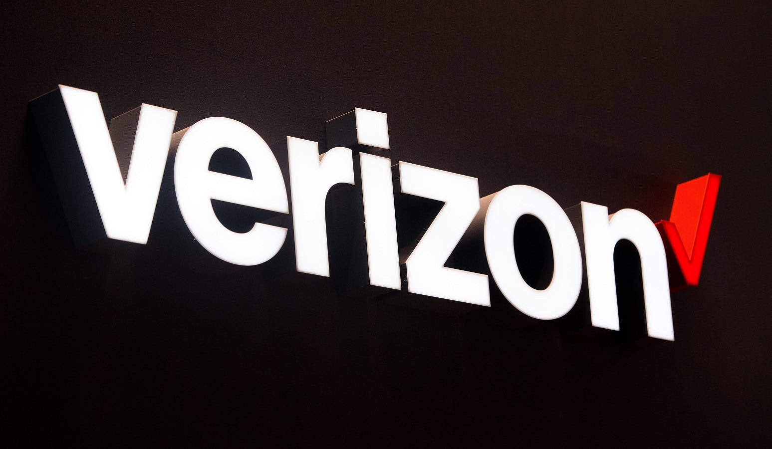 verizon logo in white