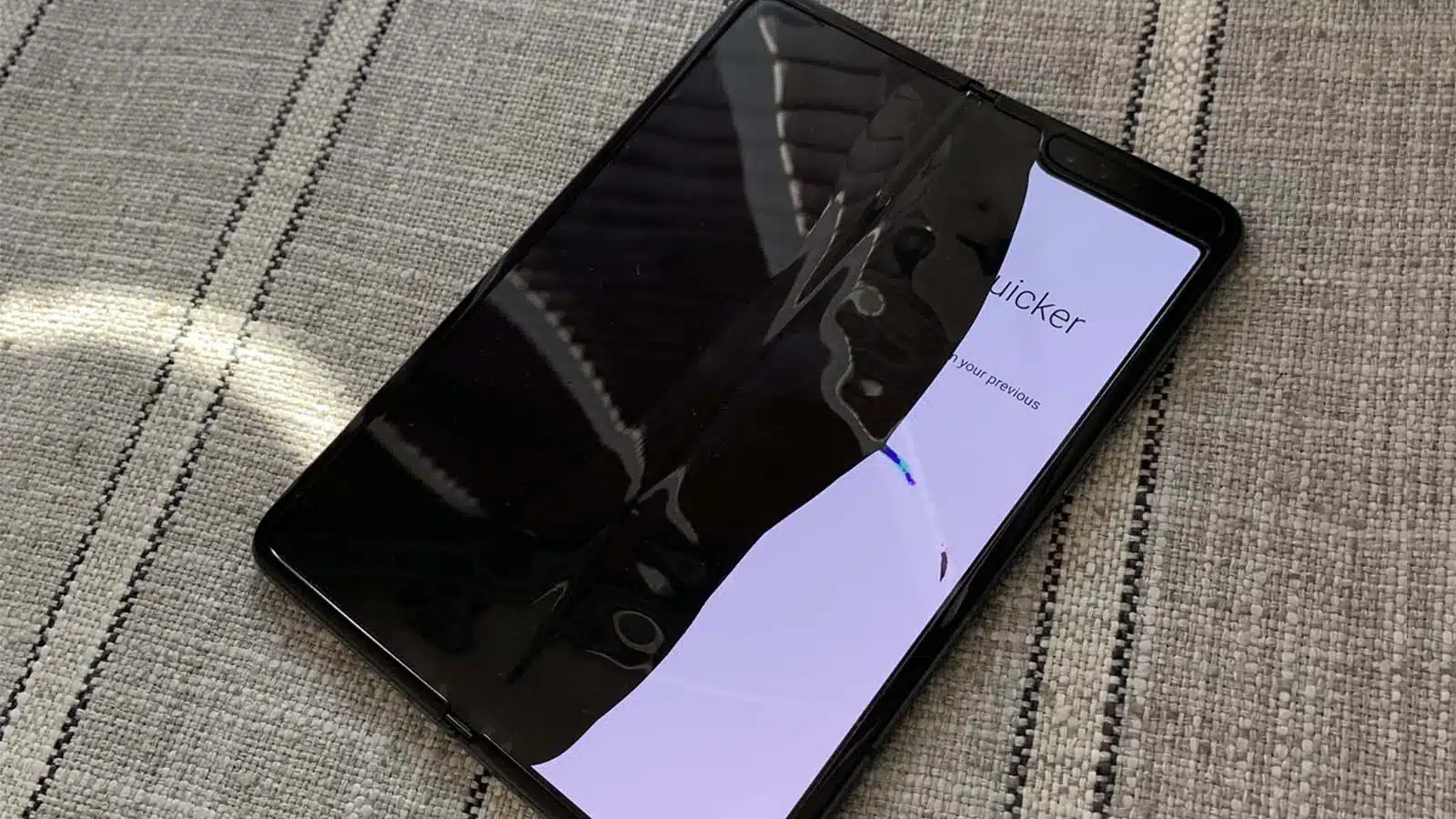broken samsung galaxy fold