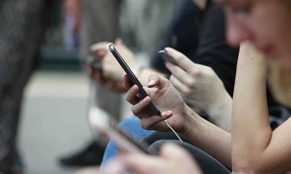 kids on smartphones playing games