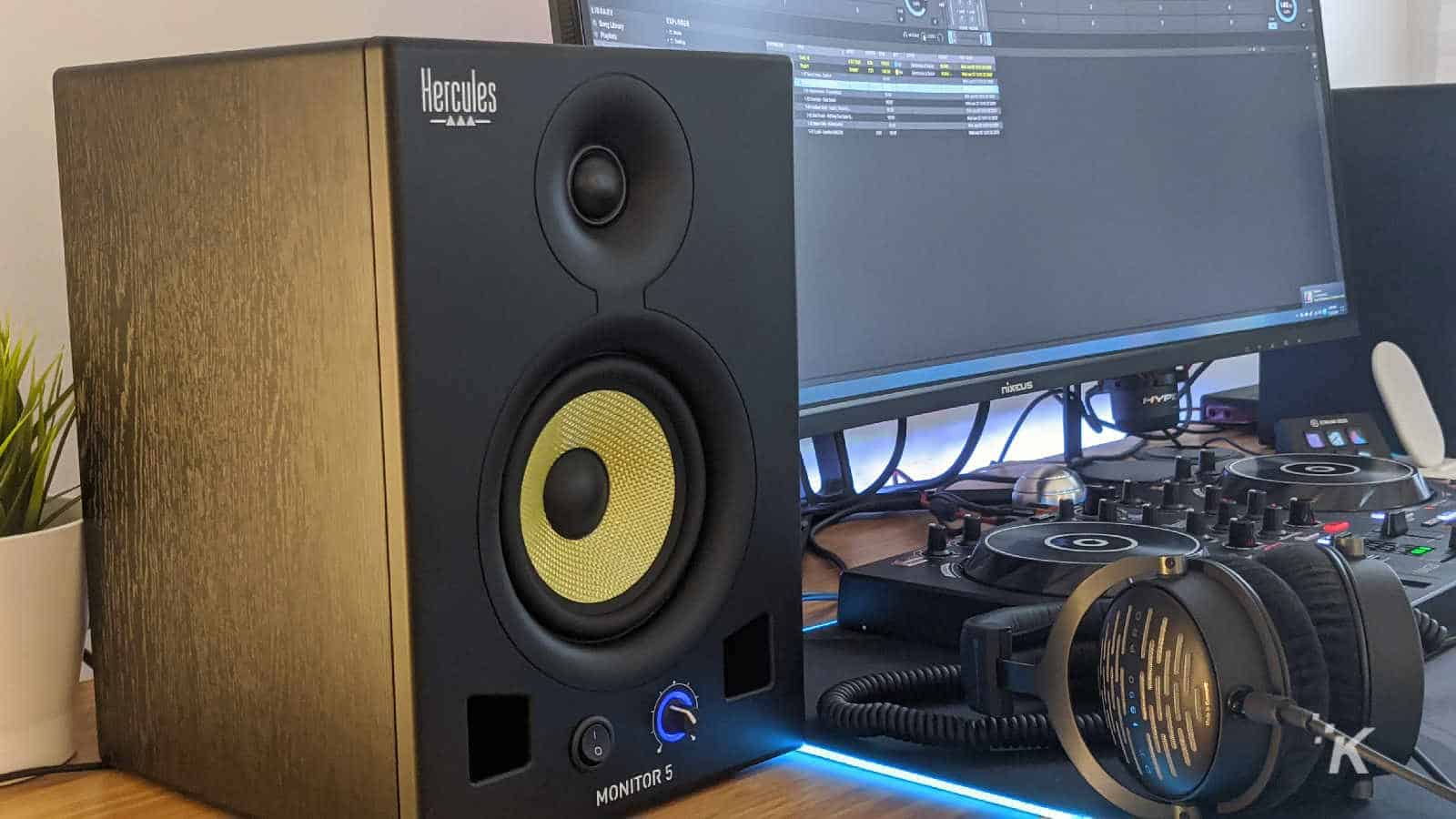 Hercules store studio monitors