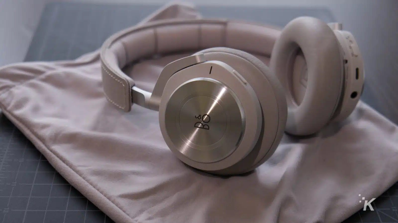 bang and olufsen beosound h9 headphones