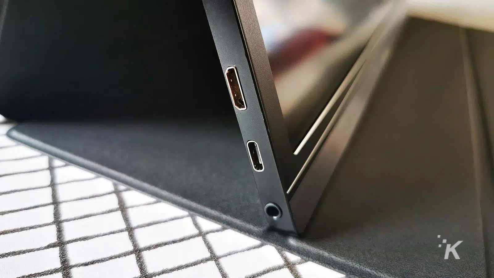 portable monitor port selection