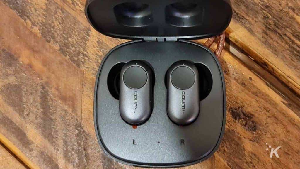 Coumi earbuds in case