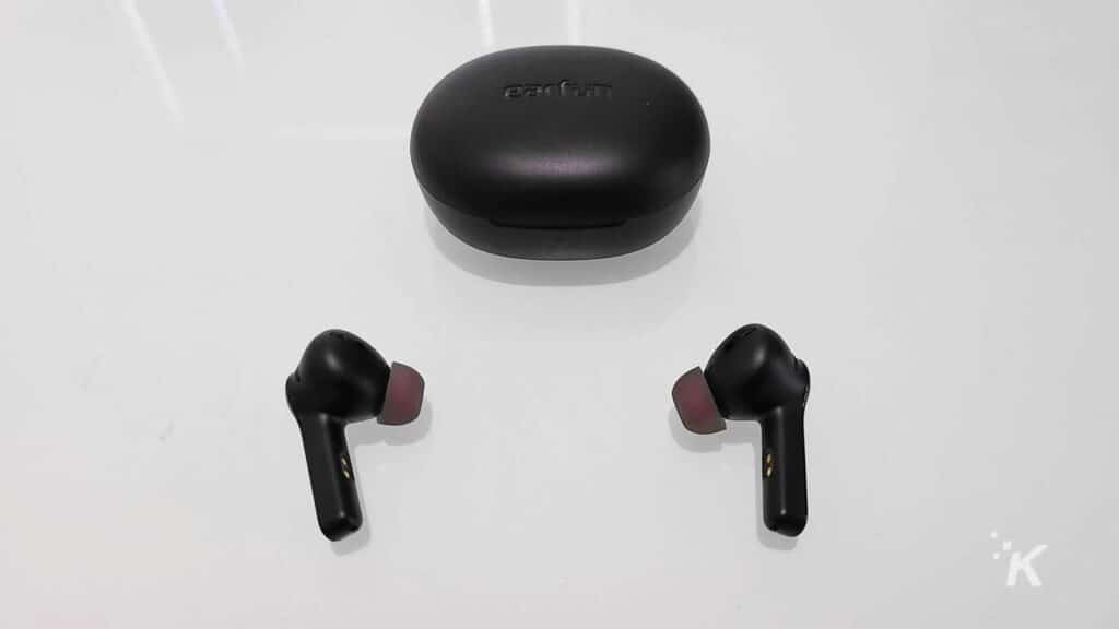 earfund air pro 2 earbuds and case