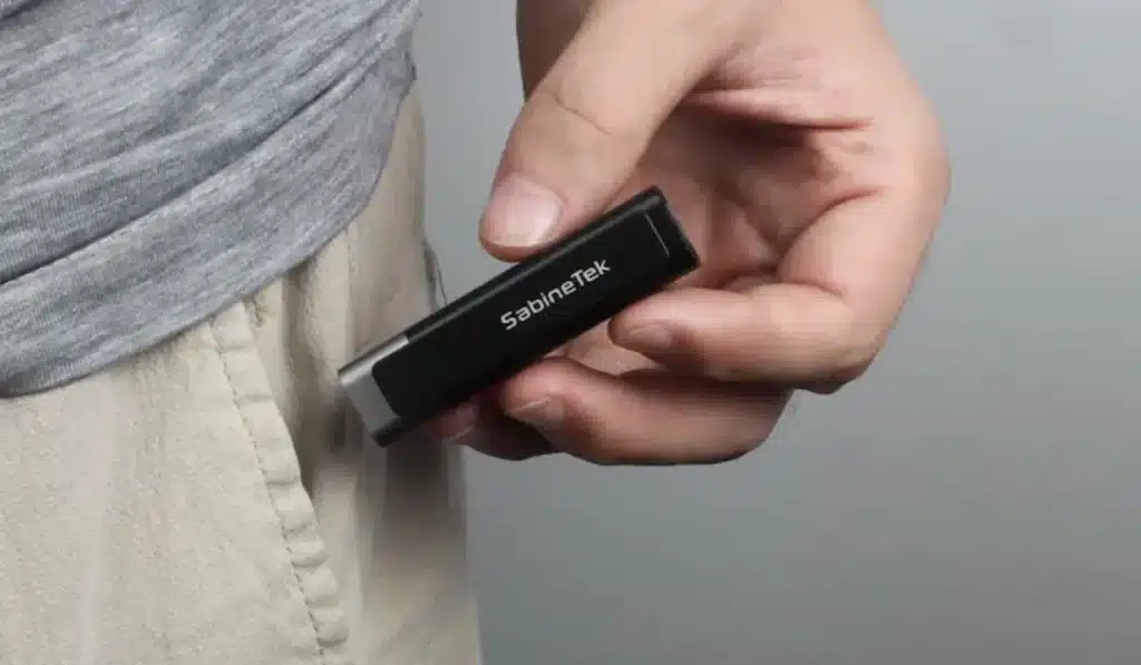 Sabinetek microphone sliding into pocket