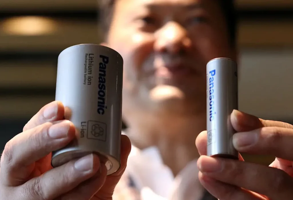 Panasonic 4680 lithium cell on left, 2170/18650 battery cell on right