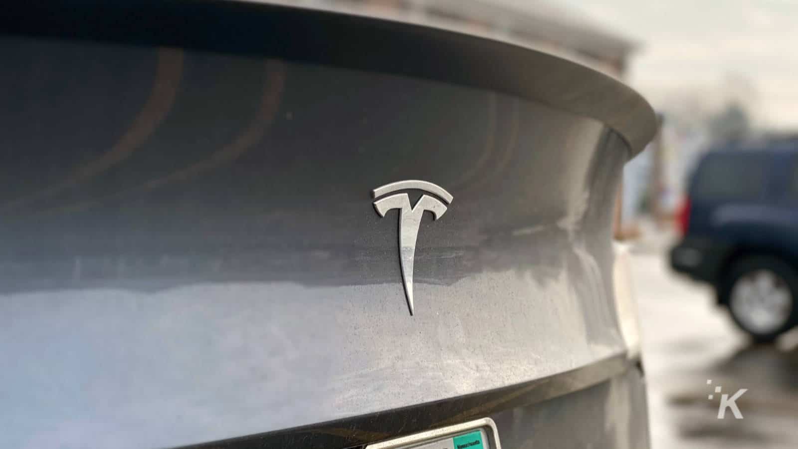 How to turn off a Tesla