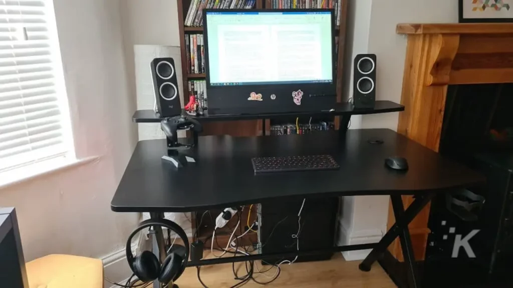 image of flexispot standing desk for gamers