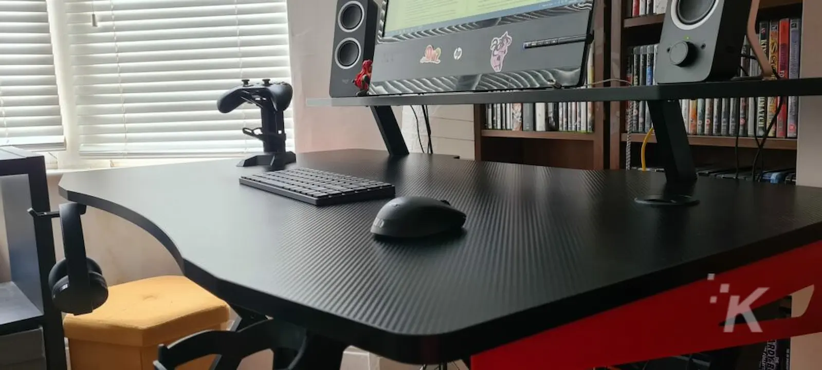 https://knowtechie.com/wp-content/uploads/2022/04/FlexiSpot-X-Frame-Gaming-Desk-GD1B-5.webp