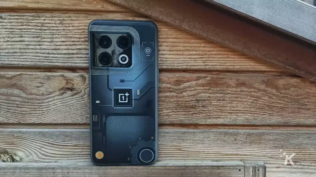 oneplus pro 10 on fence