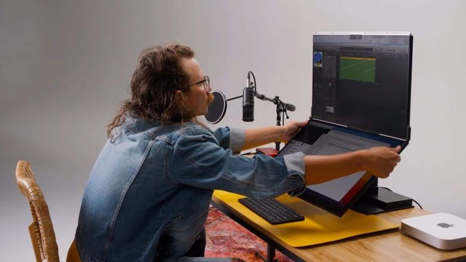 geminos dual monitor being adjusted by a man