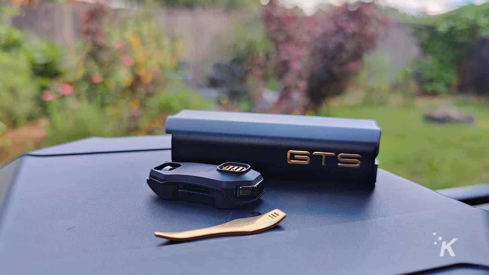 zeus arc gts portable vaporizer on table