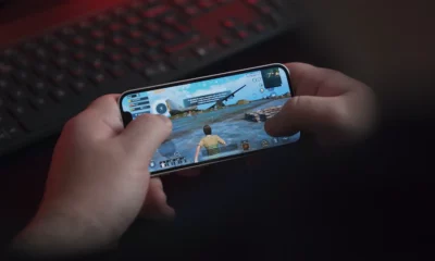 hands gaming on phone