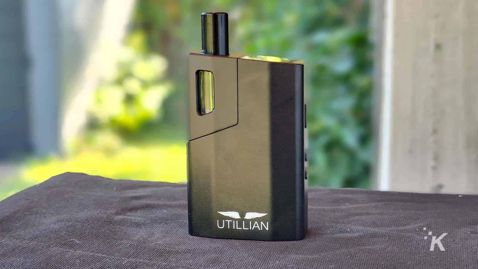 utillian 620 vape on table