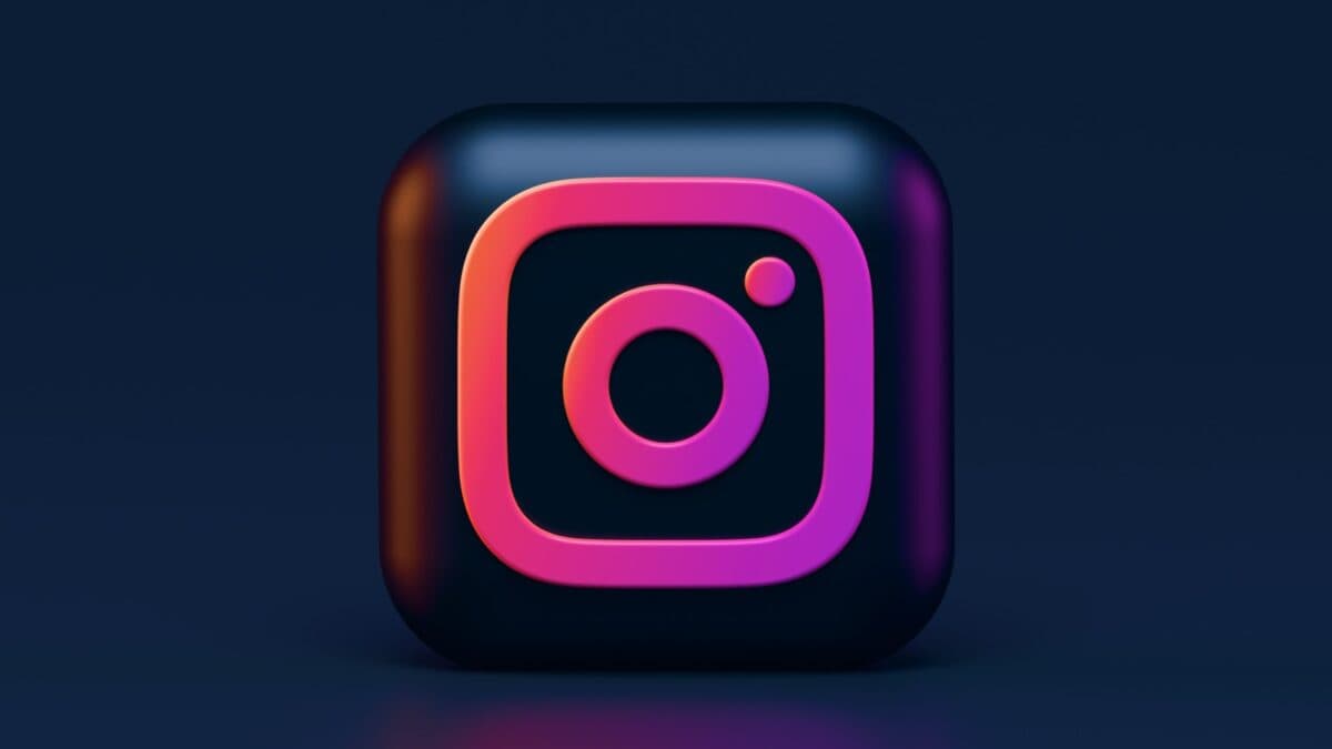 Dark Instagram Logo