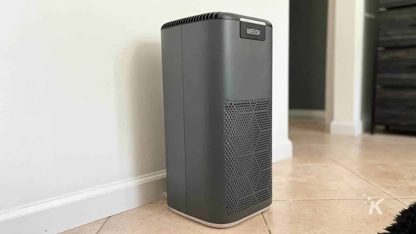 Welov p200s air purifier on left side on floor