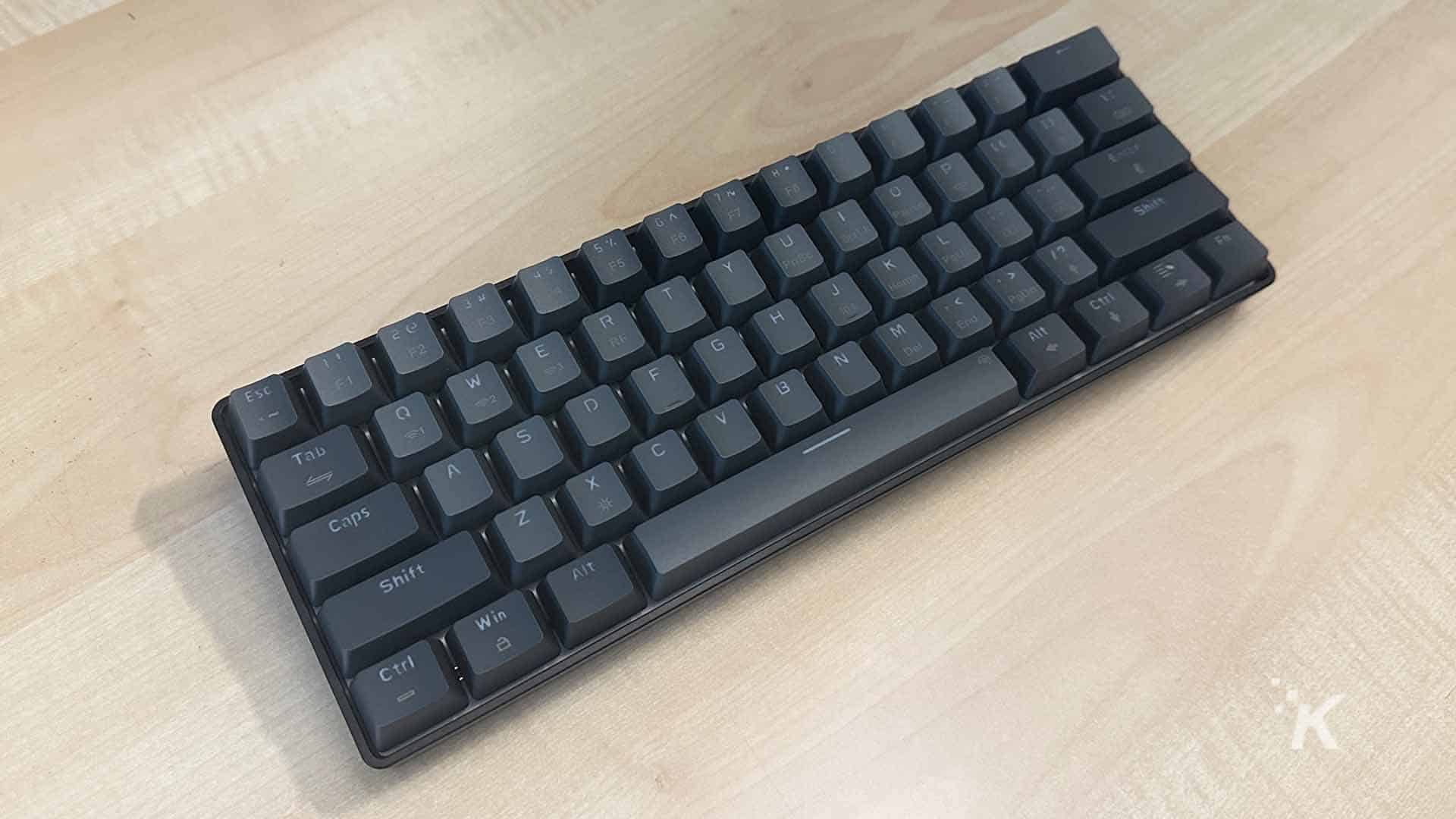 SABLUTE SG wireless mechanical keyboard on desk.