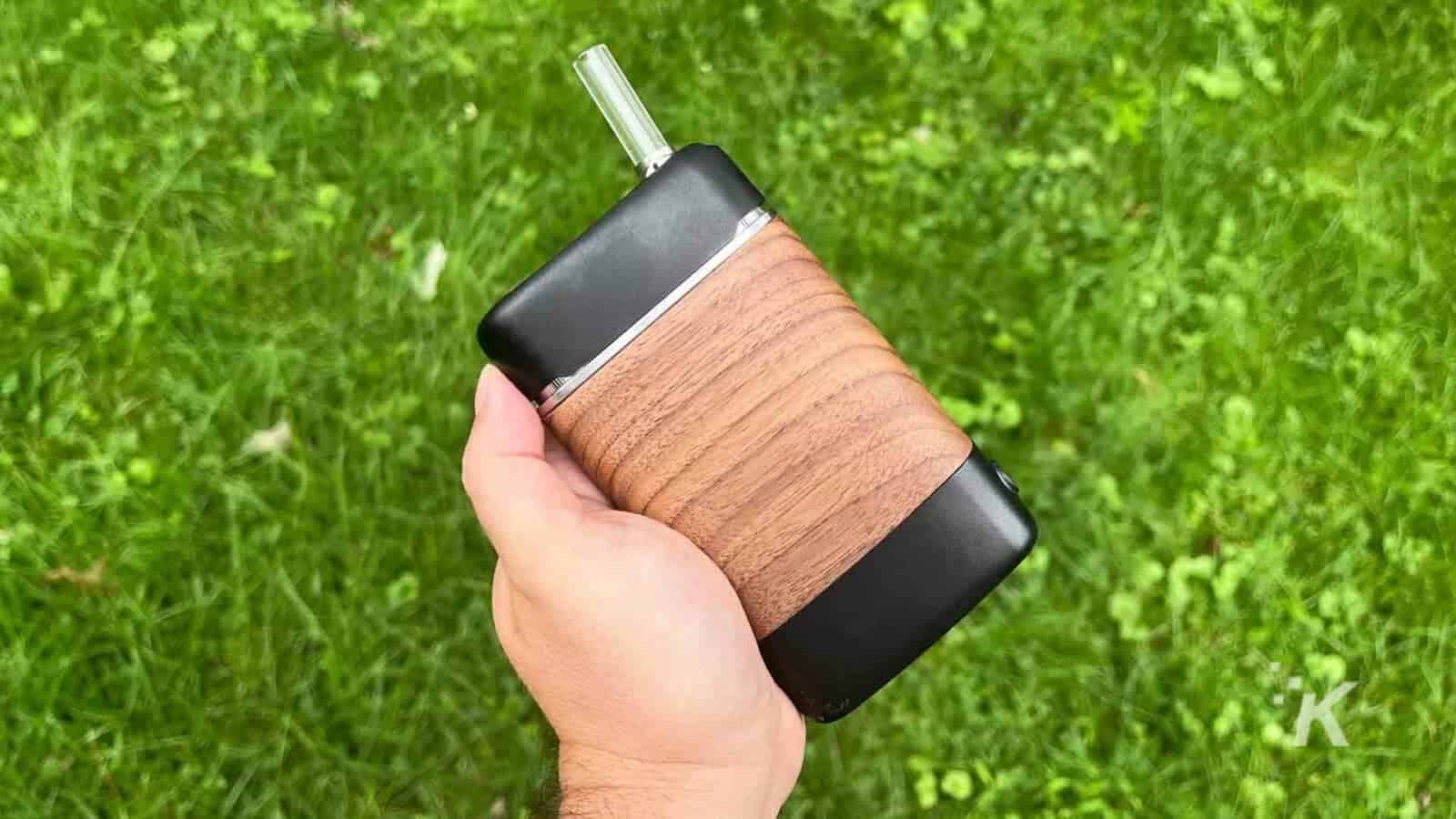 Angus portable Vaporizer by YLLVAPE outdoors in hand.