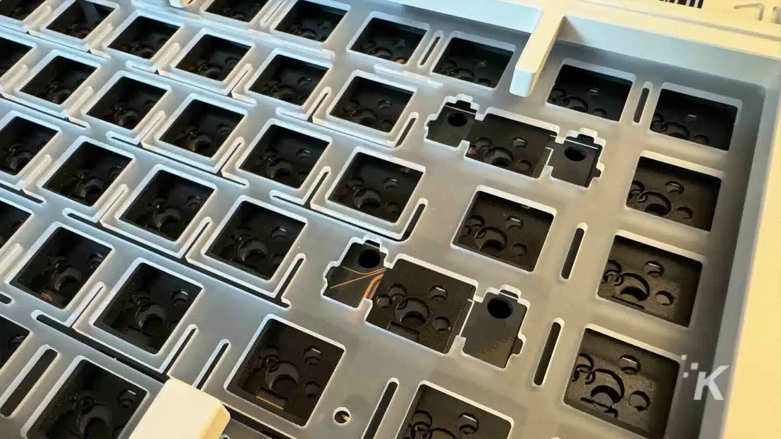 EK75 VIA is a mechanical keyboard kit for pros and enthusiasts | KnowTechie