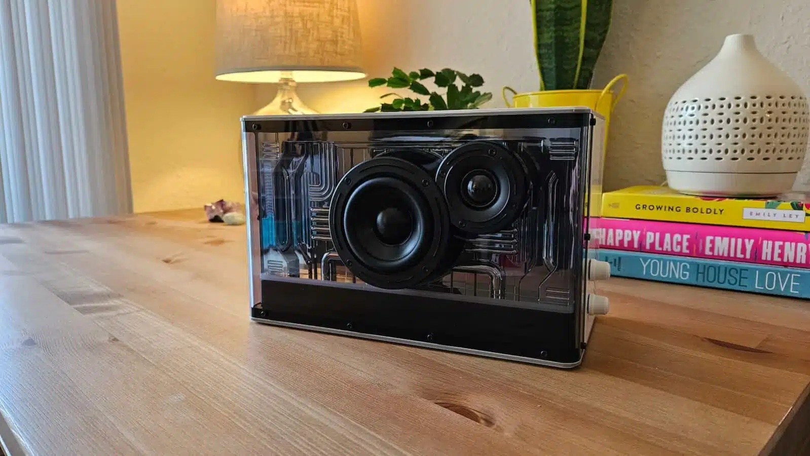 The front of the Edifier QD35 with the lights off.