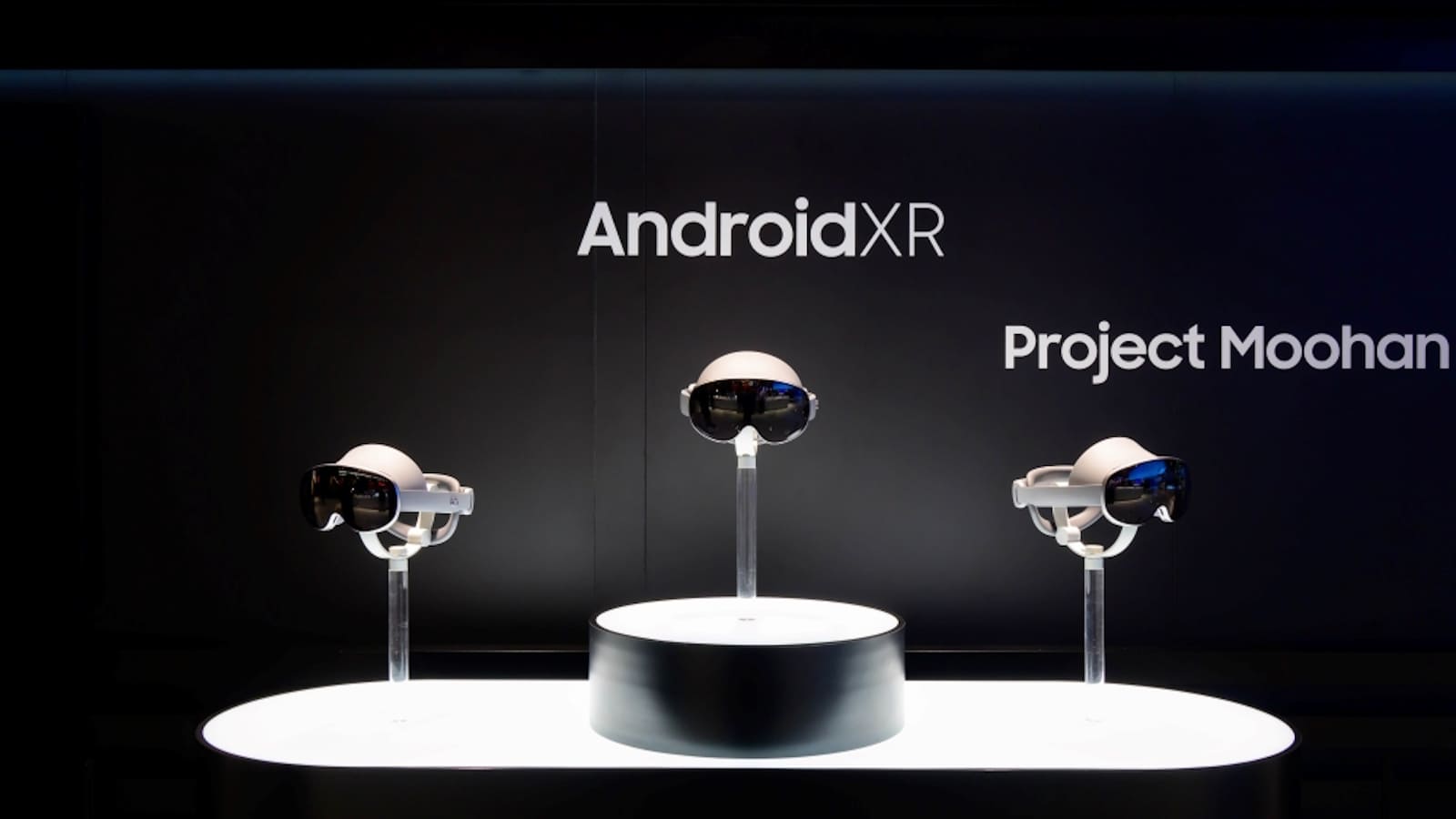 Android XR Project Moohan VR headsets display.