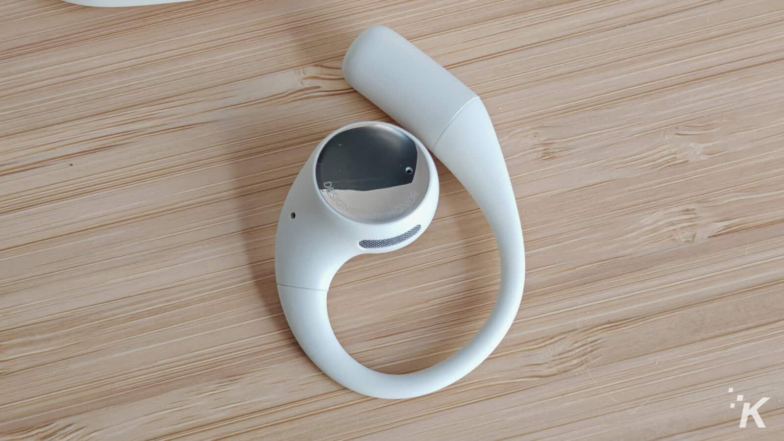 White ergonomic neck band on wooden surface
